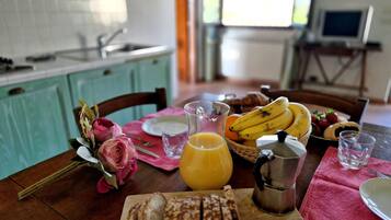 Comfort Apartment, Garden View | Living area | 25-inch TV with cable channels