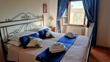 Deluxe appartement, 2 slaapkamers, keuken, uitzicht op de binnenplaats | 1 slaapkamer, gratis wifi, beddengoed