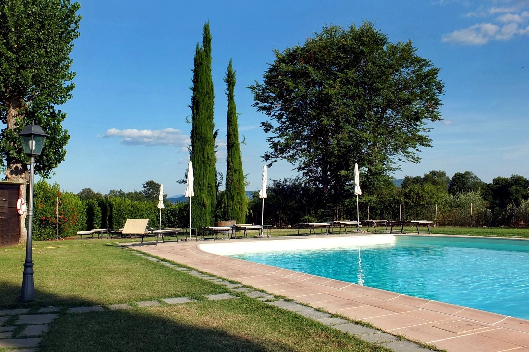 Deluxe-Apartment, 2 Schlafzimmer, Küche, Blick auf den Innenhof | Blick auf den Garten