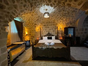 3 quartos, ferros/tábuas de passar roupa, roupa de cama