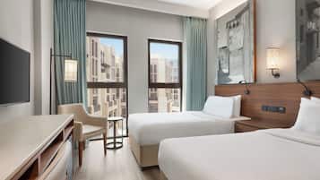 Minibar, caja de seguridad en la habitación y escritorio