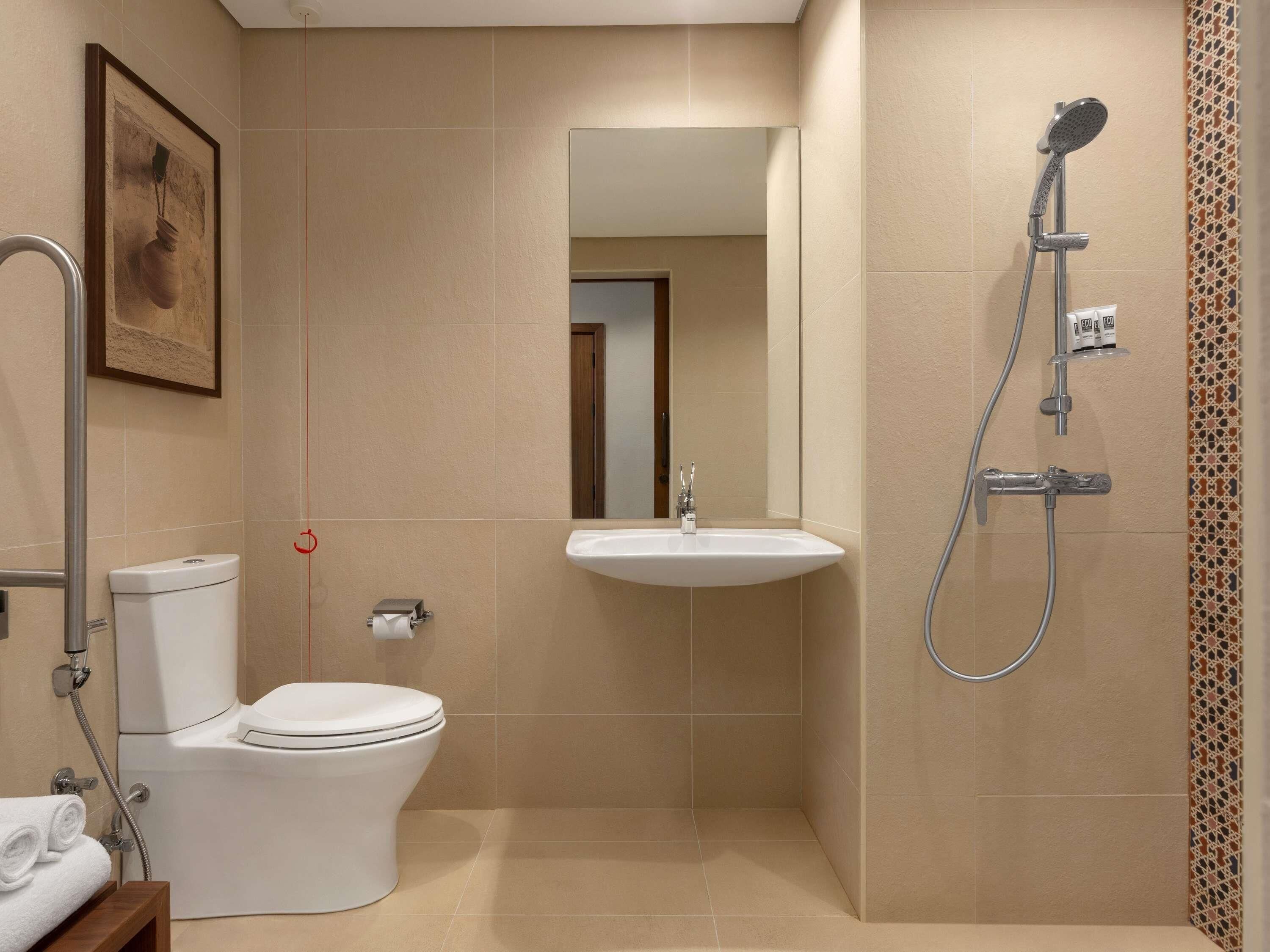 Een minibar, een kluis op de kamer, een bureau