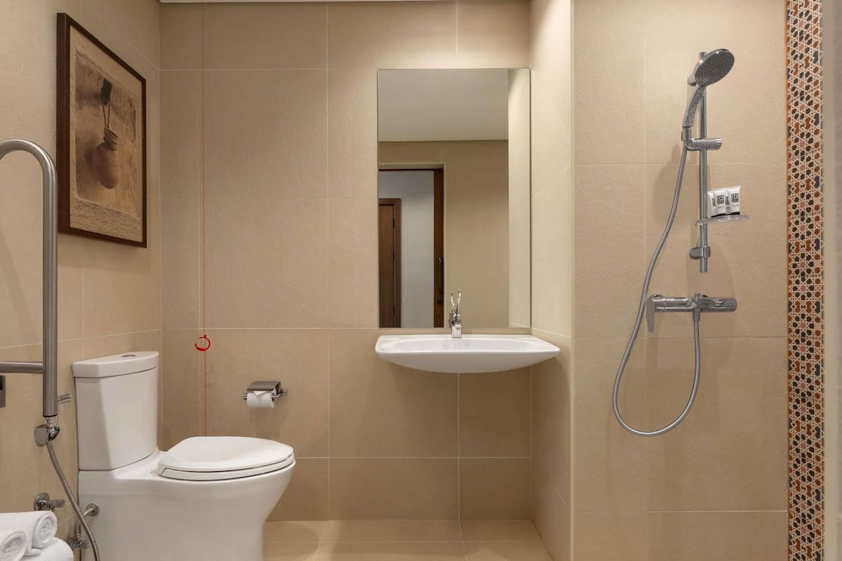 Minibar, Zimmersafe, Schreibtisch, Bügeleisen/Bügelbrett