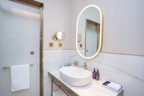 Artículos de tocador gratuitos, secador de pelo, pantuflas