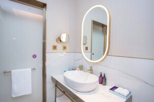Shower, rainfall showerhead, free toiletries, hair dryer