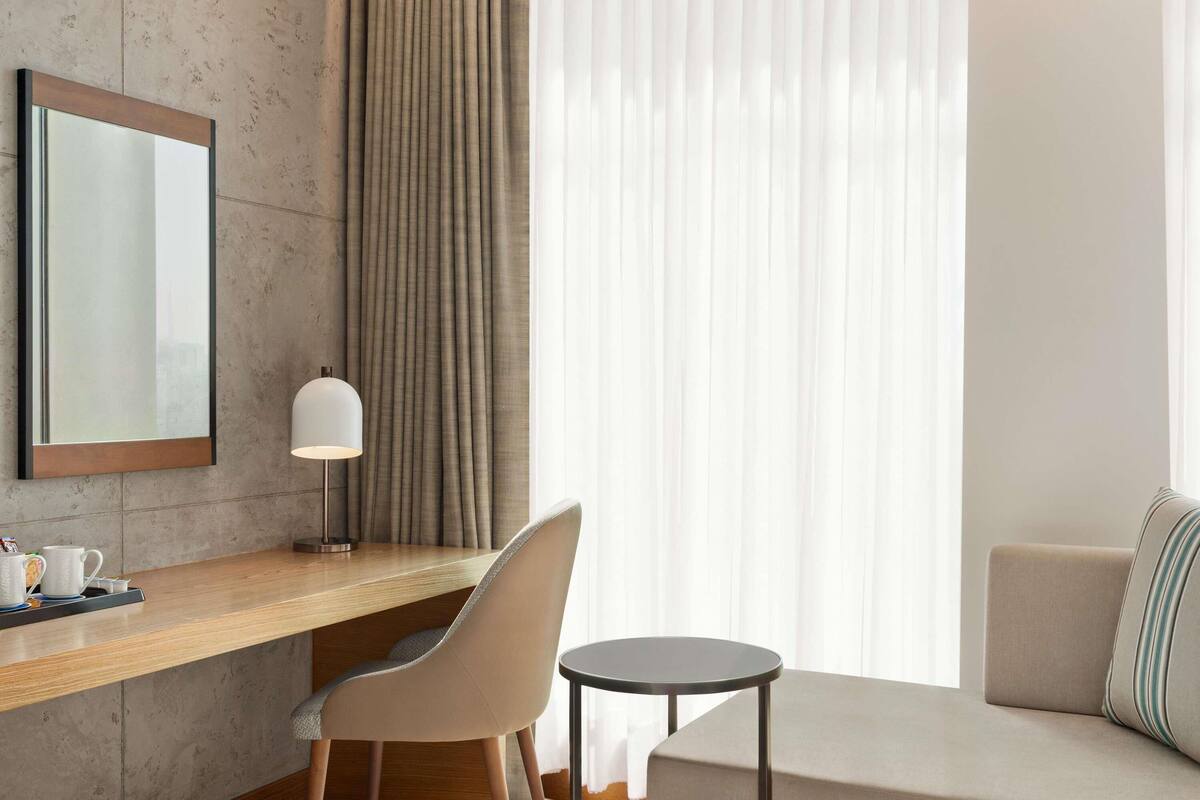 Dundyner, minibar, safe på rommet og skrivebord