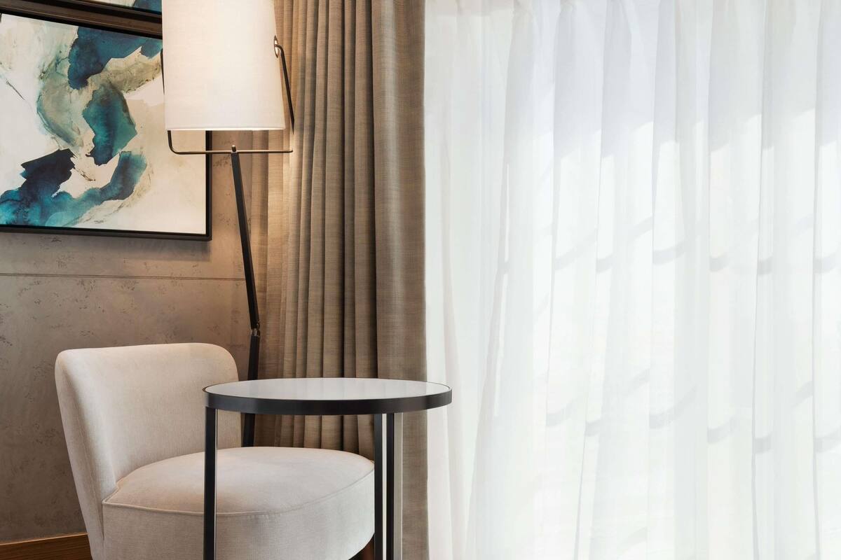 Rom – deluxe, 2 enkeltsenger | Dundyner, minibar, safe på rommet og skrivebord
