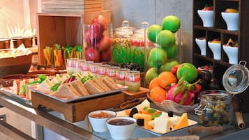 بوفيه فطور يوميًا مقابل رسوم