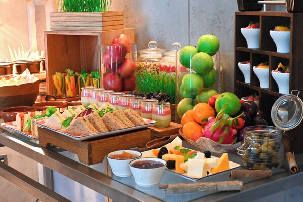 Se ofrece un desayuno bufé todos los días (por un coste adicional)