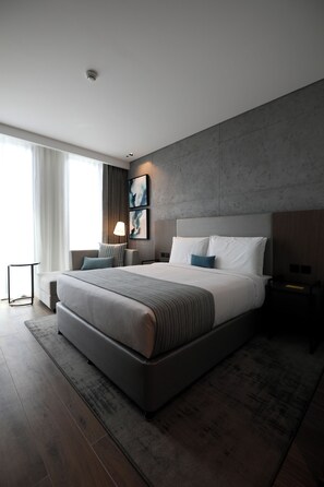 Deluxe Room, 1 Queen Bed | Minibar, in-room safe, desk, laptop workspace