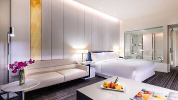 Executive Room, 1 King Bed, Club Lounge Access | In-room safe, desk, iron/ironing board, free WiFi