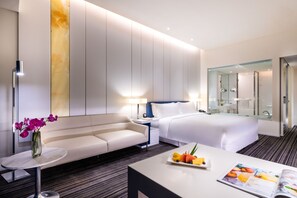 Quarto executivo, 1 cama King, acesso ao Club Lounge | Cofres nos quartos, escrivaninha, ferros/tábuas de passar roupa