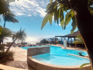 Een buitenzwembad en een verwarmd zwembad