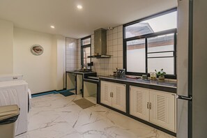 Micro-ondes, batterie de cuisine, vaisselle et ustensiles