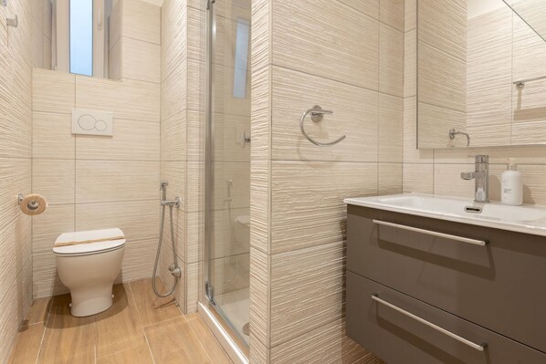 Een douche, een haardroger, handdoeken, shampoo
