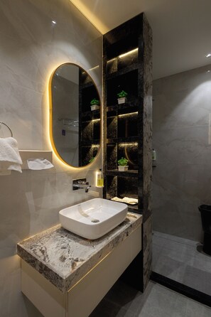 Regadera, amenidades de baño gratuitas, pantuflas, toallas 