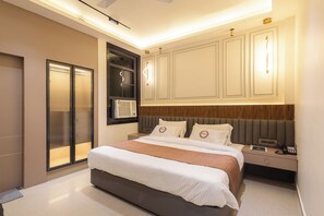 Habitación doble Deluxe | Escritorio, espacio para trabajar con laptop y cortinas blackout 
