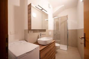 Suihku, hiustenkuivaaja, bidee, pyyhkeet