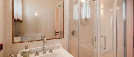 Shower, bidet, towels
