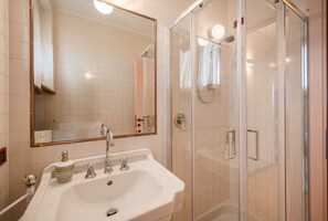Een douche, een haardroger, een bidet, handdoeken