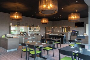 Petit déjeuner buffet (16 EUR par personne)