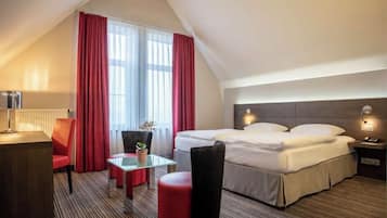Quarto casal superior, vista para o campo de golfe | Cofres nos quartos, Wi-Fi de cortesia