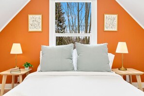 2 slaapkamers, een bureau, een strijkplank/strijkijzer, reisbedje