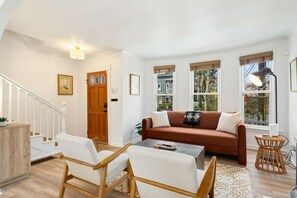 Een smart-tv, boeken, een kantoor en een computerscherm