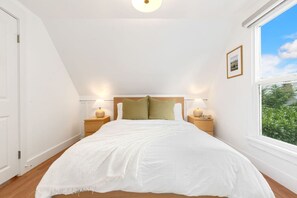 2 habitaciones, escritorio y tabla de planchar con plancha
