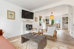 Een smart-tv, boeken, een kantoor en een computerscherm