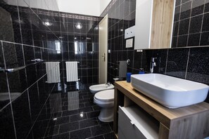 Haartrockner, Bidet, Handtücher, Seife