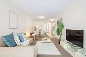TV, offices - A Comfortable Studio Near Darling Harbour (Sydney)
