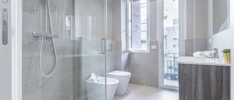 Family Apartment, City View | Bathroom