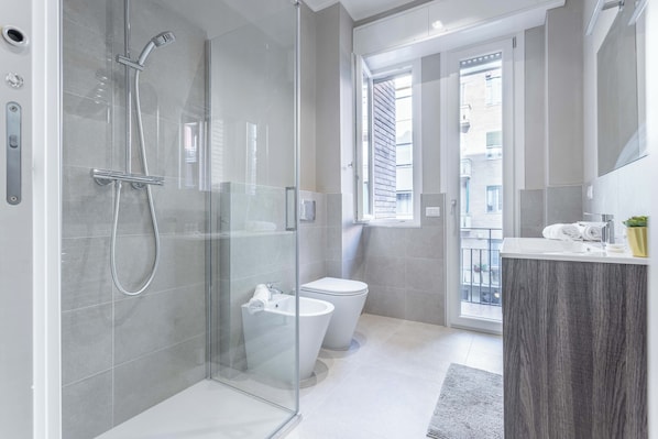 Family Apartment, City View | Bathroom