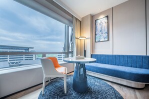 高级大床房 | 客房内保险箱、熨斗/熨衣板、免费 WiFi