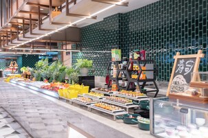 Café da manhã com buffet grátis todos os dias
