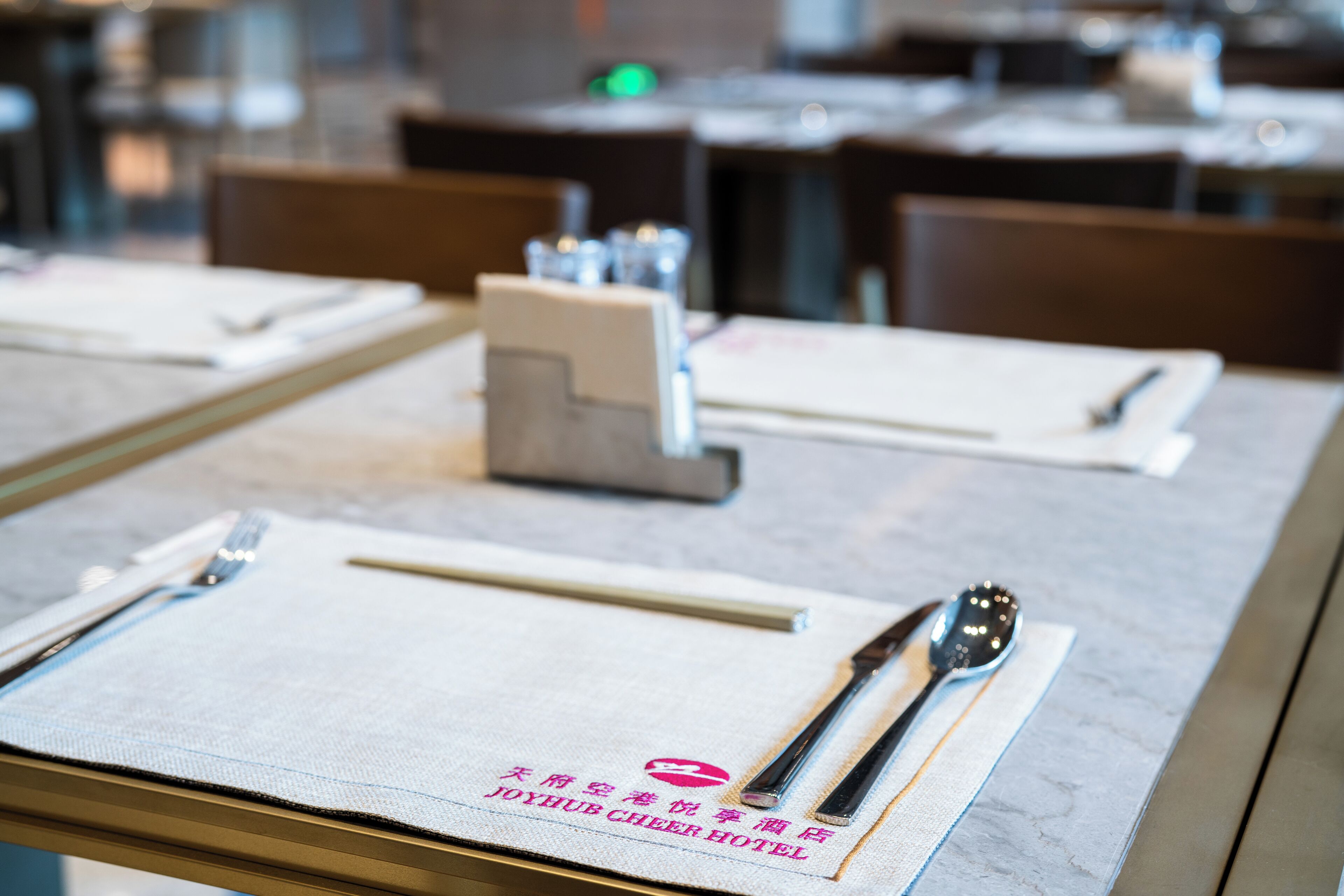 Une table à manger bien dressée, avec un menu et des couverts.