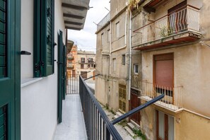 Unclassified image, 4 of 37, button