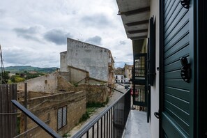 Unclassified image, 3 of 37, button