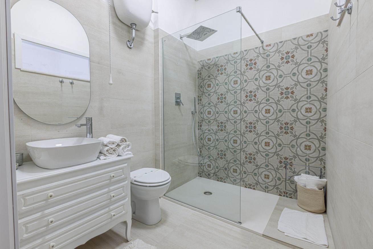 Douche, sèche-cheveux, serviettes fournies, shampoing