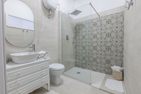 Shower, hair dryer, towels, shampoo