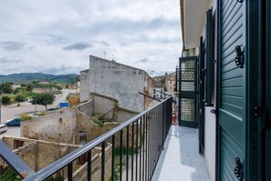 Unclassified image, 2 of 37, button