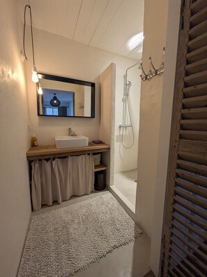 Shower, hair dryer, towels, toilet paper - Magnificent village house, garden, courtyard, terrace, 6 bedrooms, sleeps 12 (La Couarde-sur-Mer)