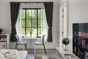 2 Bedroom Villa with Lake View | Servicio de comidas en la habitación