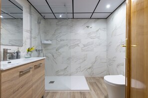 Een douche, handdoeken