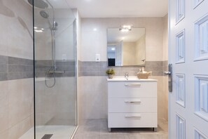 Shower, towels