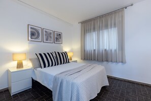 1 habitación, tabla de planchar con plancha, wifi gratis y ropa de cama 