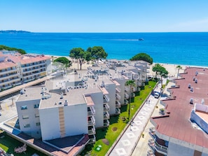 A coastal hotel with multiple floors, balconies, and a view of the sea. - 255 Family flat on the beachfront in Vilafortuny/Cambrils UHC DMS V (Cambrils)