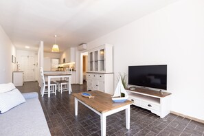 TV - 255 Family flat on the beachfront in Vilafortuny/Cambrils UHC DMS V (Cambrils)