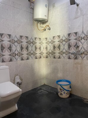 Douche, serviettes fournies, savon, shampoing